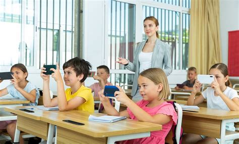 should students be able to listen to music in class should we encourage students to use their phones during class